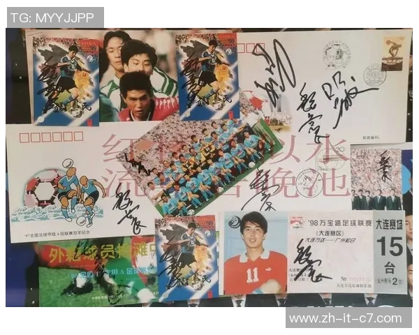 球星温情赠送签名球衣与足球引发球迷热烈互动与感动时刻 球星温情赠送签名球衣与足球引发球迷热烈互动与感动时刻